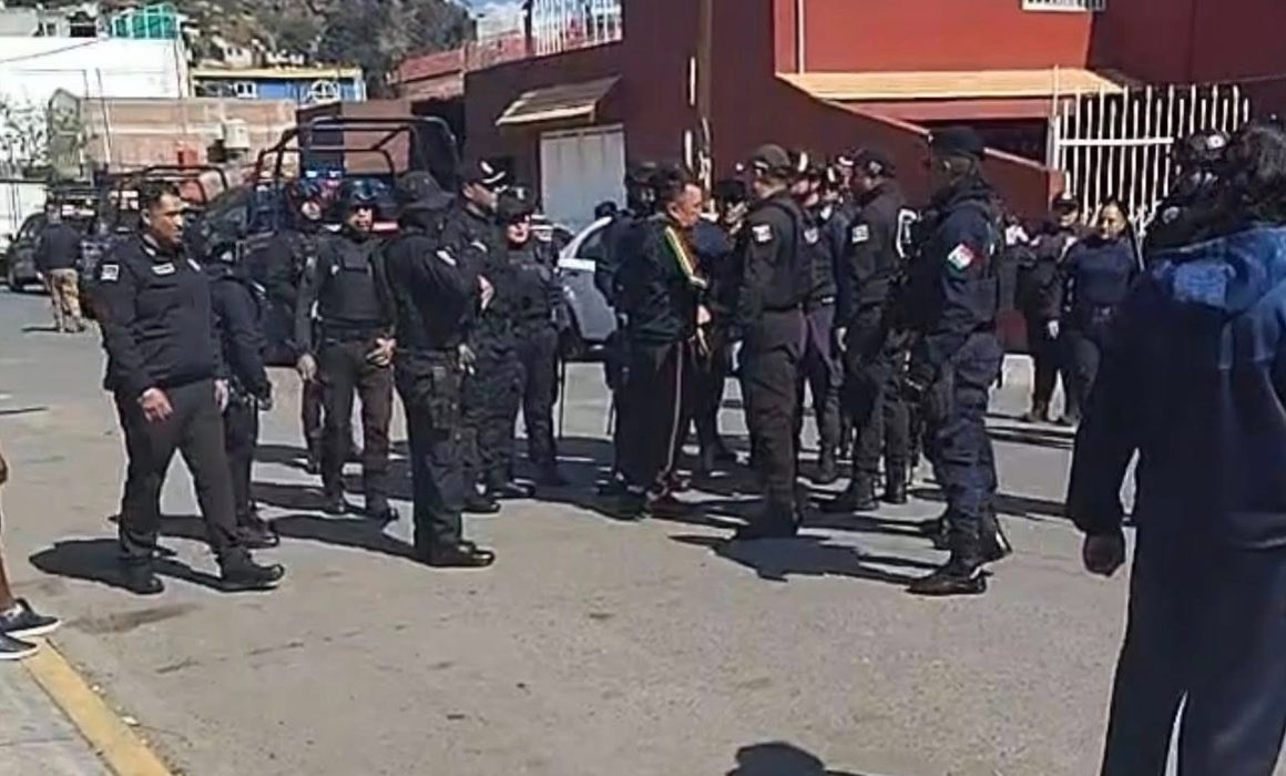 ¿Policías vs. vecinos en Toluca? La brutal trifulca que sacudió Santiago Miltepec