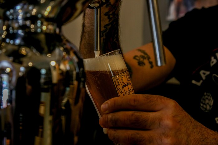 ¿Por qué es importante mojar el vaso antes de servir cerveza? Un experto revela los motivos clave