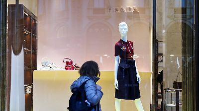Prada recibe aprobación de la UE para adquirir Versace y fortalecer su presencia en el lujo