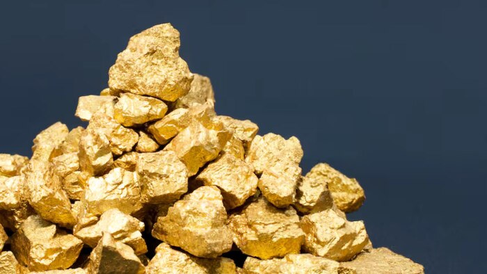 Precio del oro cae bajo US$ 5,000 tras volatilidad impulsada por política monetaria en EE. UU.