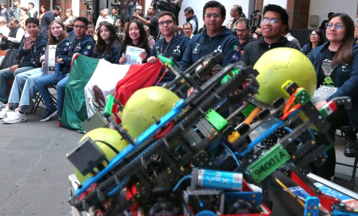 Premia Ayuntamiento de Toluca con medallita a campeones de robótica