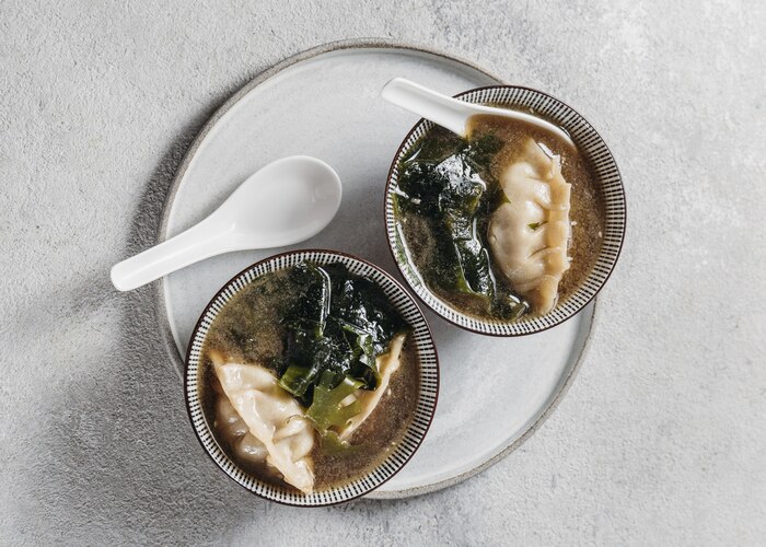 Prepara una sopa japonesa con gyozas congeladas para una cena rápida y reconfortante