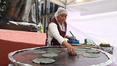Proponen instalar comaleras en el centro de Toluca para preservar tradición y apoyar a las mujeres productoras