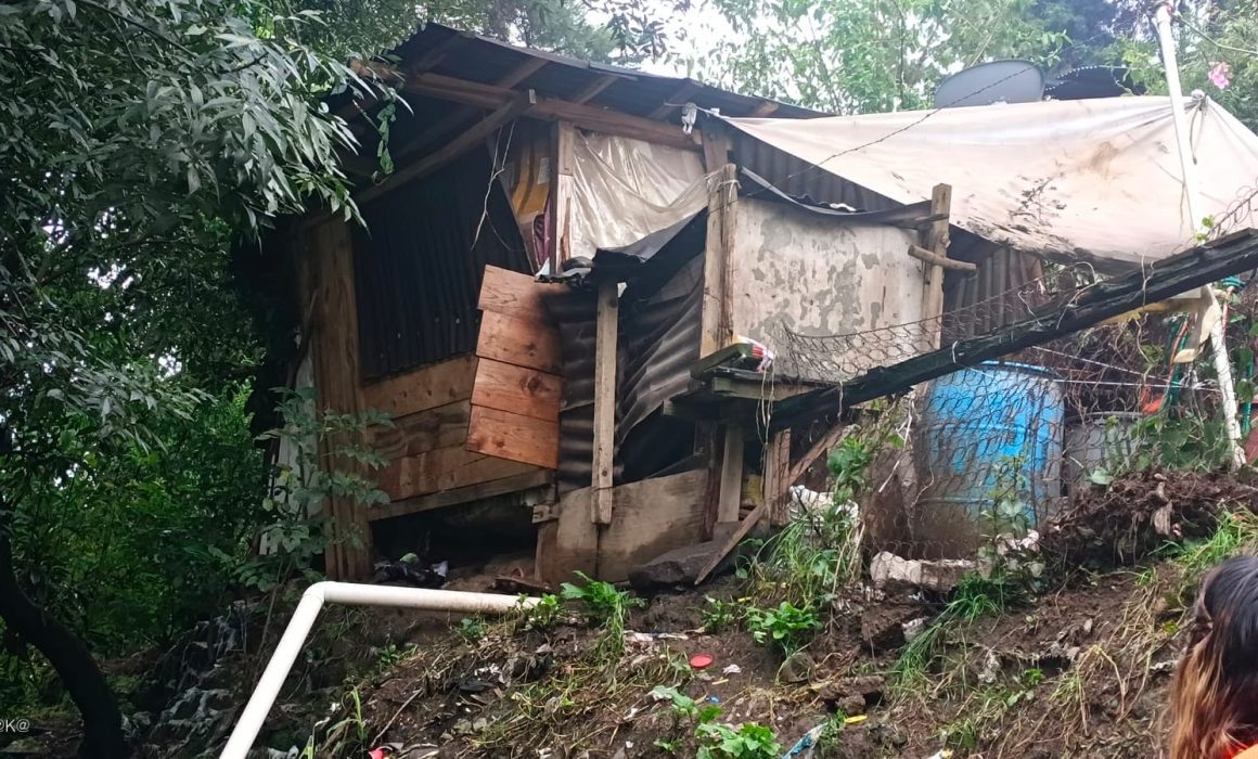 Protección Civil del Edomex evacua a familias tras deslave en Ozumba y mantiene vigilancia en el Cerro de Huitepec