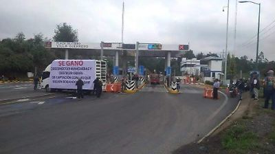 Protesta bloquea autopista Tenango-Ixtapan por incumplimiento en restitución de agua