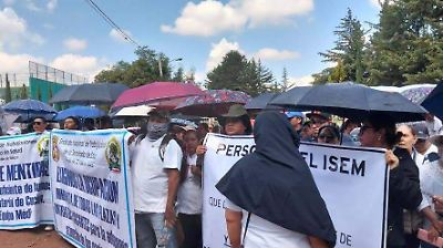 Protesta de personal de Salud interrumpe informe regional de Delfina Gómez en Atlacomulco