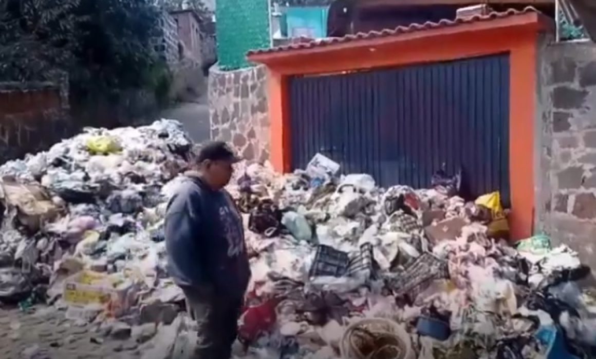 Protesta en El Oro: basurazo, demandas por agua y acciones simbólicas contra funcionarios