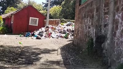Protesta en El Oro termina con amarramientos y basura en la casa de la alcaldesa por falta de servicios