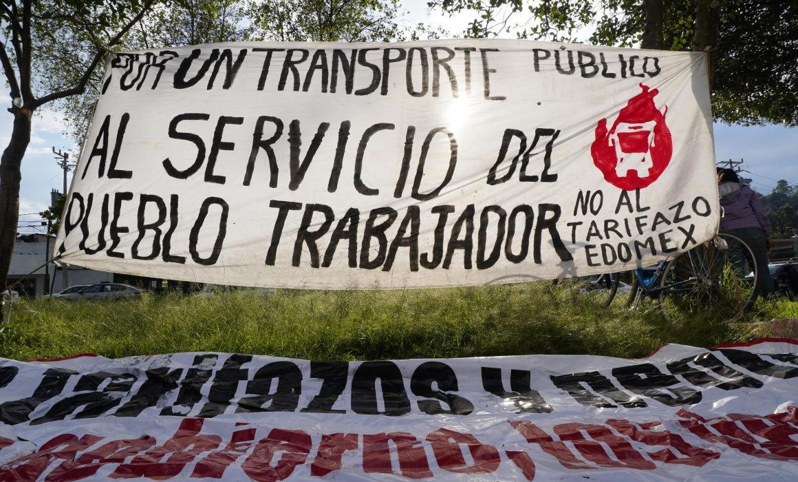 Protesta en Toluca contra el aumento en tarifas de transporte público frente a la SEMOV