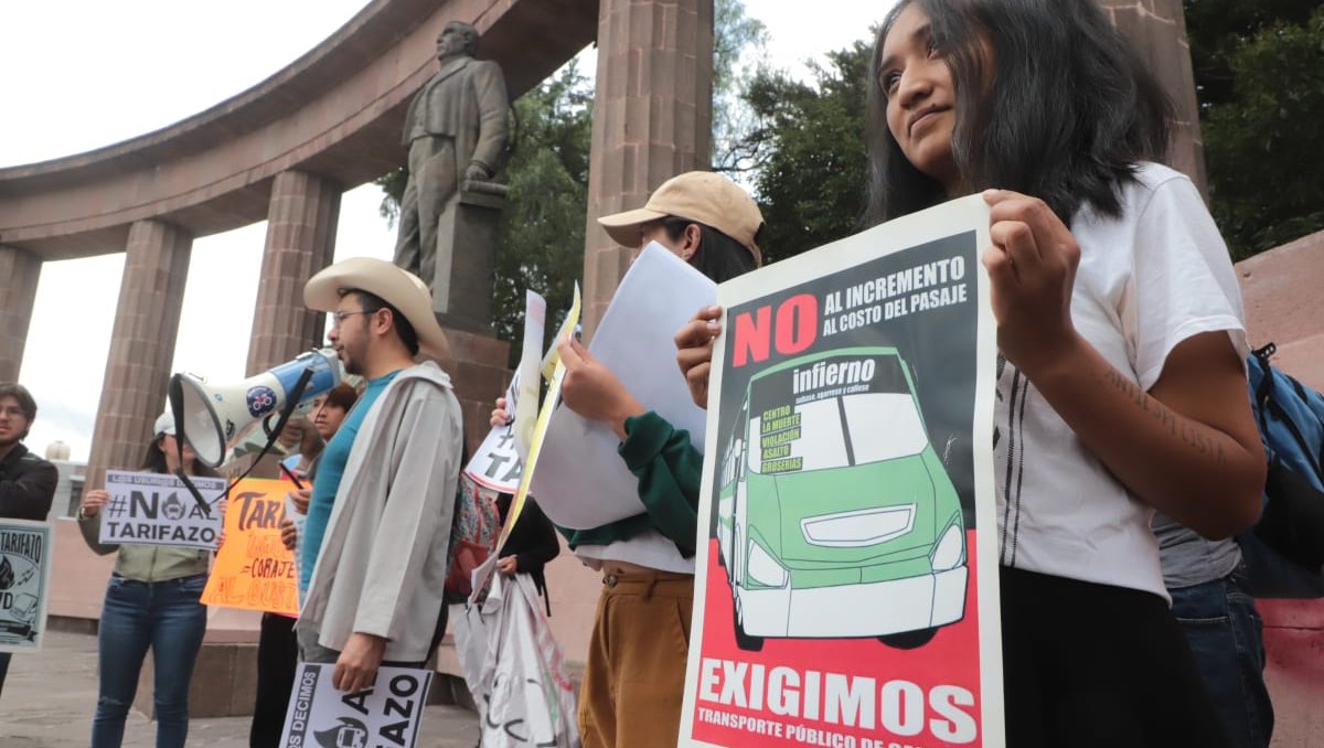 Protesta en Toluca contra incremento en tarifas y por mejoras en el transporte público