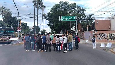 Protestan trabajadores del ISSSTE en Oaxaca por entrega irregular de plazas a la Sección 22 del SNTE y bloquean vías principales