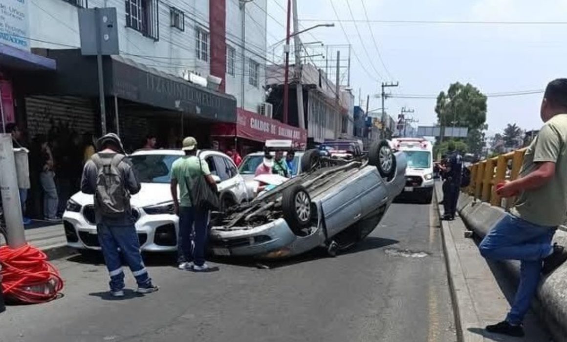 Provoca adulto mayor volcadura tras perder el control