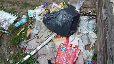 Puente peatonal en Toluca destruido por basura, malos olores y negligencia ciudadana