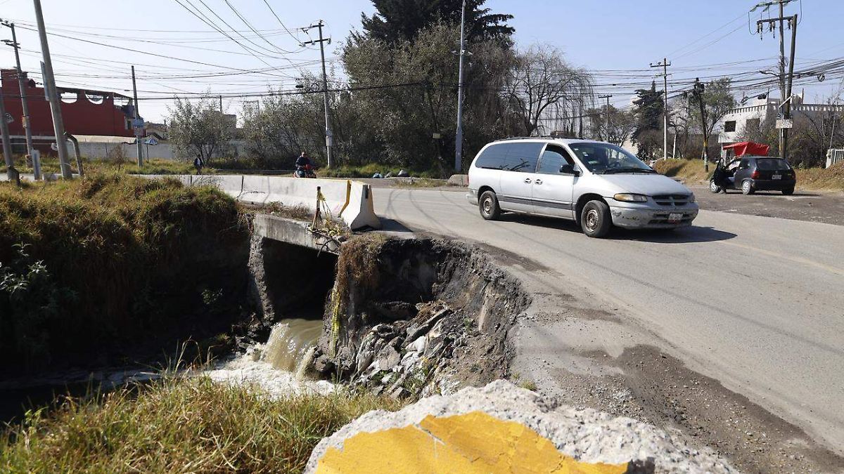 ¿Qué causó el colapso en el muro de la zona industrial de Toluca y cómo afecta a la circulación?