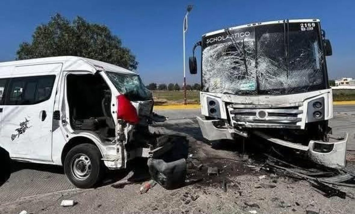 ¿Qué ocurrió en Zumpango? La impactante historia tras un choque que destrozó una combi y dejó varios heridos