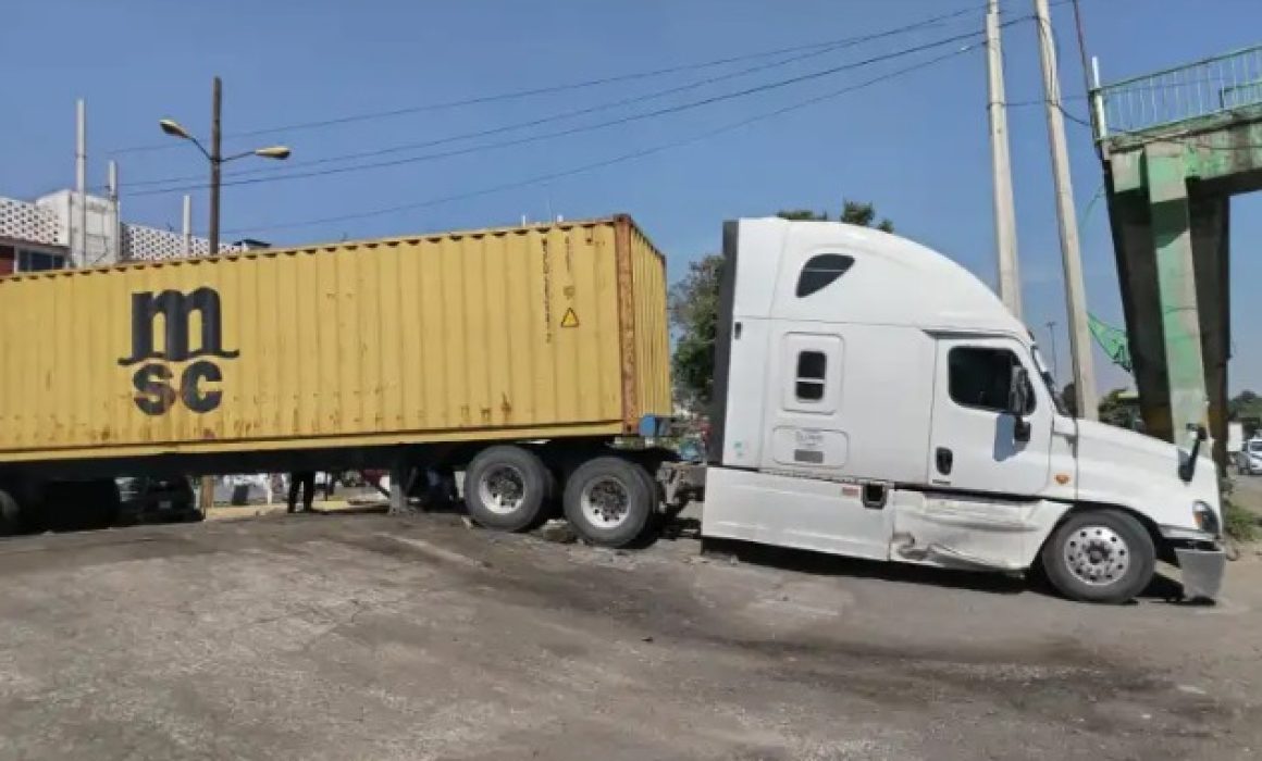 ¿Qué ocurrió en avenida Central? Tráiler varado causa pánico en Nezahualcóyotl