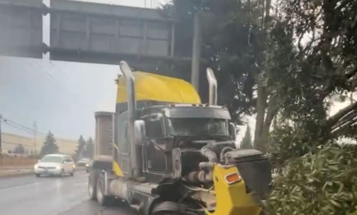¿Qué provocó el caos en Toluca? Chocó tráiler con carga y bloqueó el aeropuerto