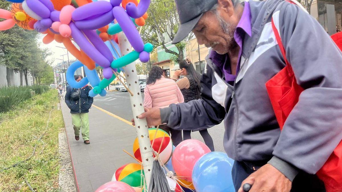 ¿Quién es Don Pancho? Conoce al Último Globero que Aún Camina las Calles de Toluca