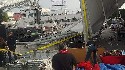 Ráfaga de viento derriba estructura de la feria del libro de Nezahualcóyolt 