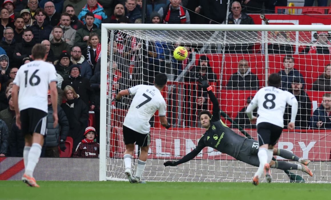 Raúl Jiménez marca histórico gol en derrota del Fulham ante Manchester United en Old Trafford