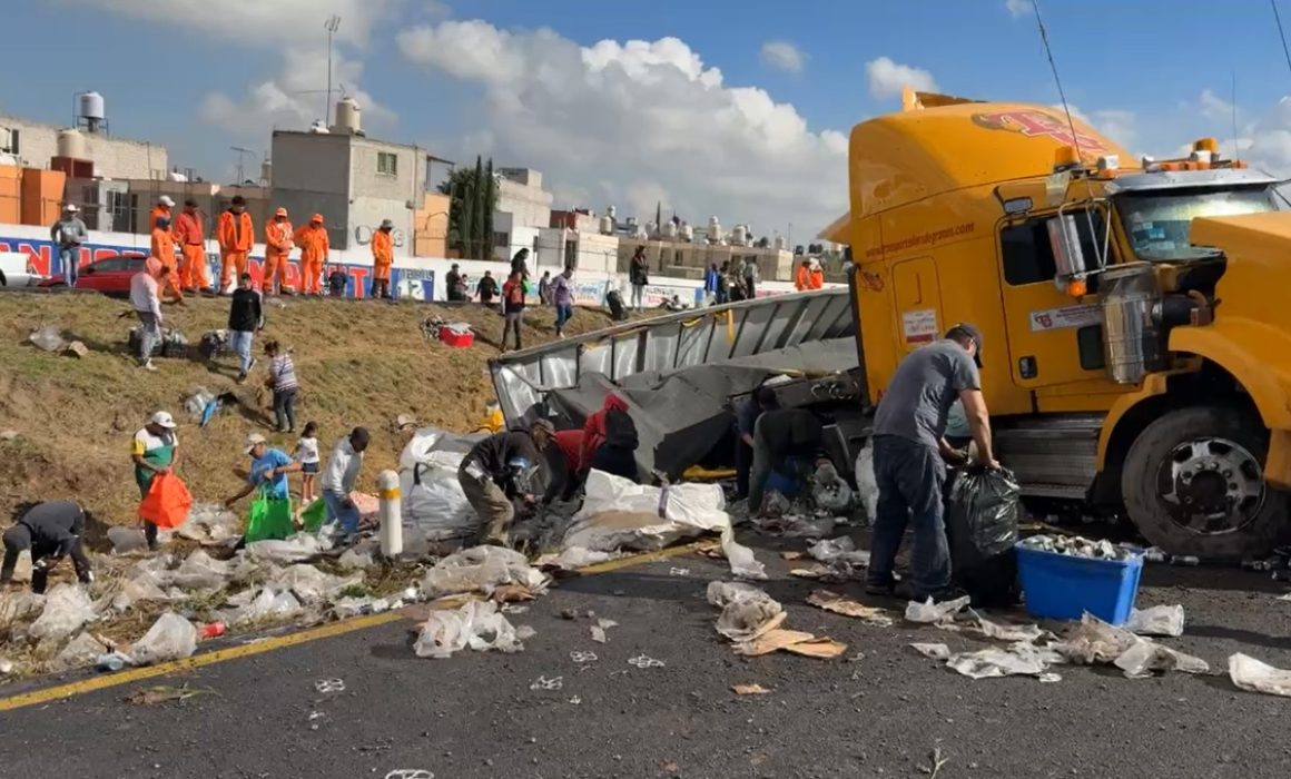 Rapiña en Ecatepec tras volcadura de camión con cerveza en la carretera México-Pirámides