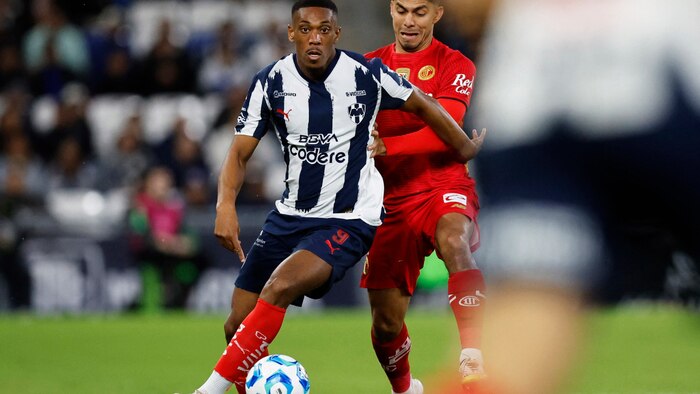 Rayados de Monterrey pierde a Anthony Martial por lesión y genera incertidumbre en su ofensiva