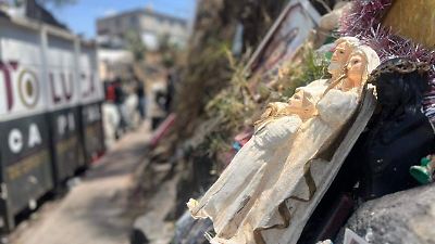 Reciclan imágenes religiosas abandonadas en Paseo Matlazincas para darles un nuevo significado