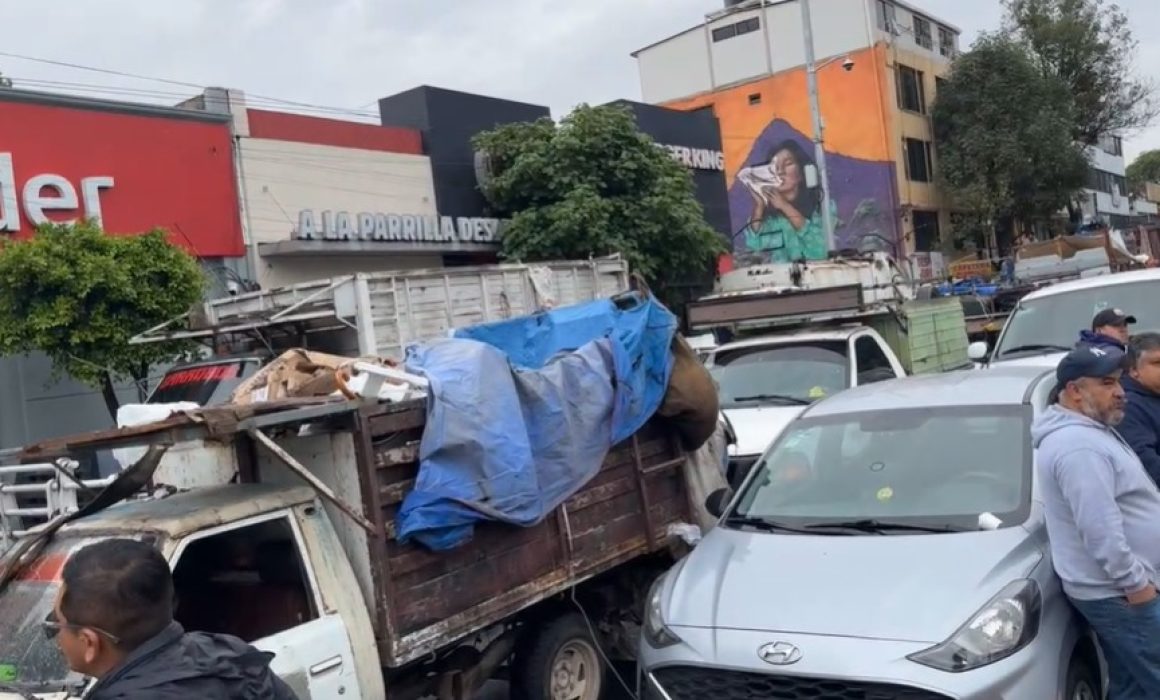 Recolectores de basura de Ecatepec bloquean ayuntamiento en demanda de mejores condiciones laborales