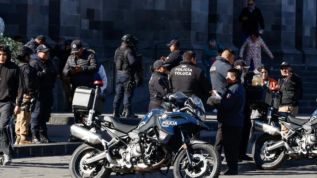 ¿Recortes en las prestaciones de fin de año? Policías y bomberos de Toluca alzaron la voz