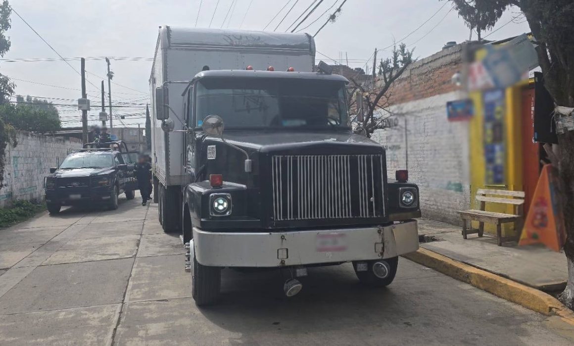 Recuperan en Chalco camión con mercancía valuada en 400 mil pesos y detienen a cuatro personas