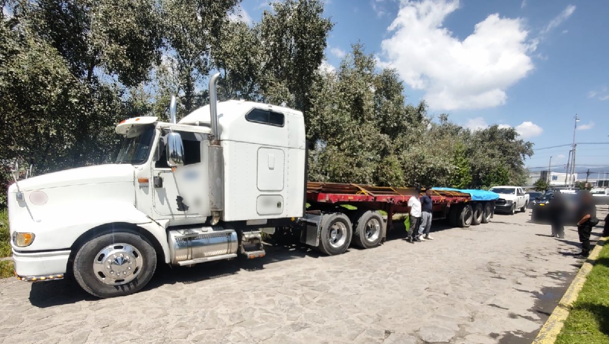 Recuperan en Toluca mercancía de valor y detienen a dos presuntos implicados en intento de robo de carga