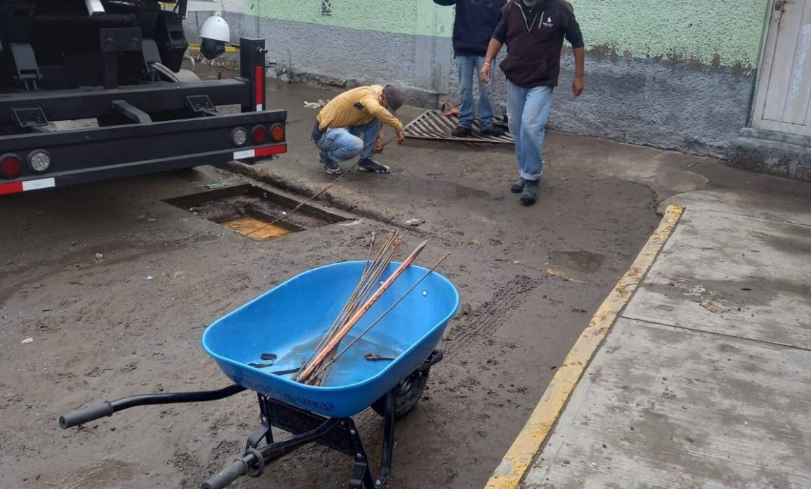 Refuerzan mantenimiento en registros pluviales frente a escuela en Teoloyucan tras lluvia intensa
