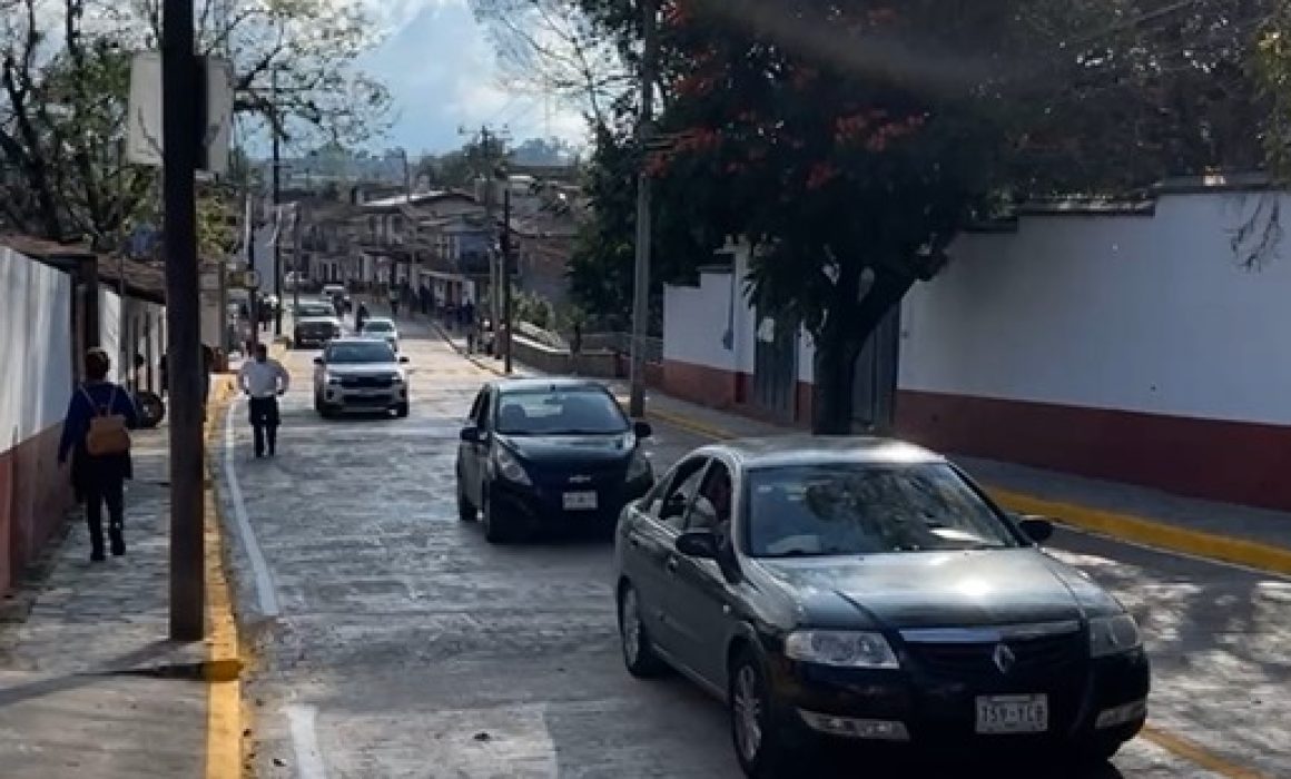 Rehabilitan la avenida Toluca en Valle de Bravo tras casi un año de trabajos