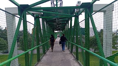 Rehabilitan puentes peatonales en Paseo Tollocan, Toluca, para mejorar la seguridad y limpieza