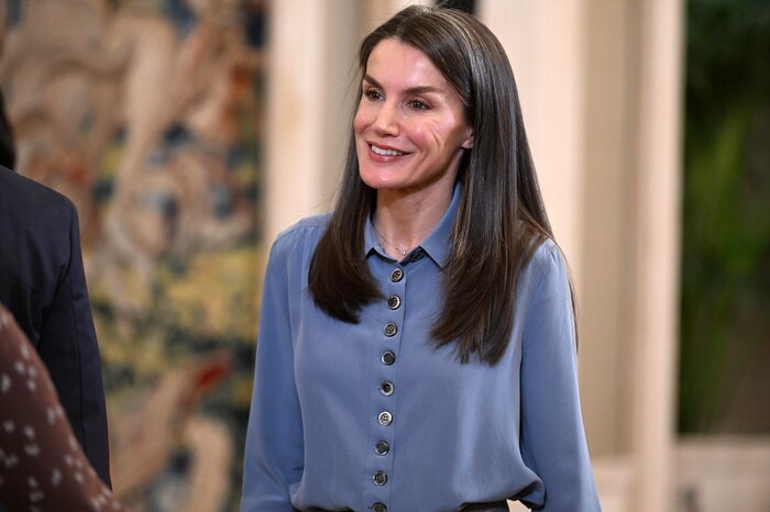 Reina Letizia causa tendencia internacional al lucir sus canas con estilo y naturalidad