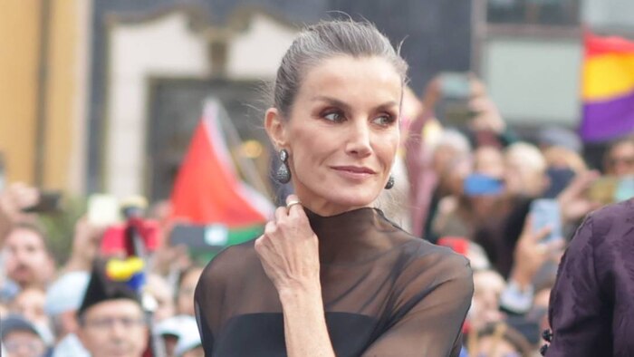 Reina Letizia deslumbra en los Premios Princesa de Asturias con un vestido negro de transparencias