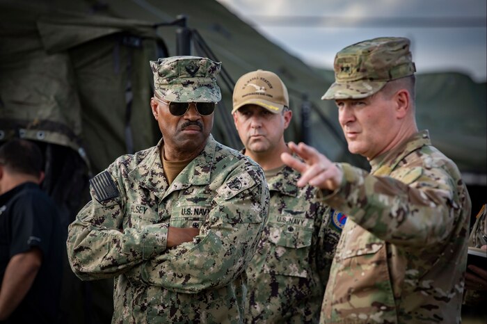 Renuncia inesperada del comandante militar de EE. UU. en Centro y Sudamérica en medio de aumento de operaciones en el Caribe