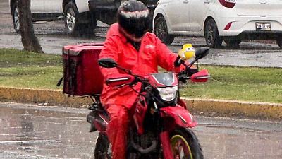 Repartidores en Toluca enfrentan peligros y precarias condiciones durante la temporada de lluvias