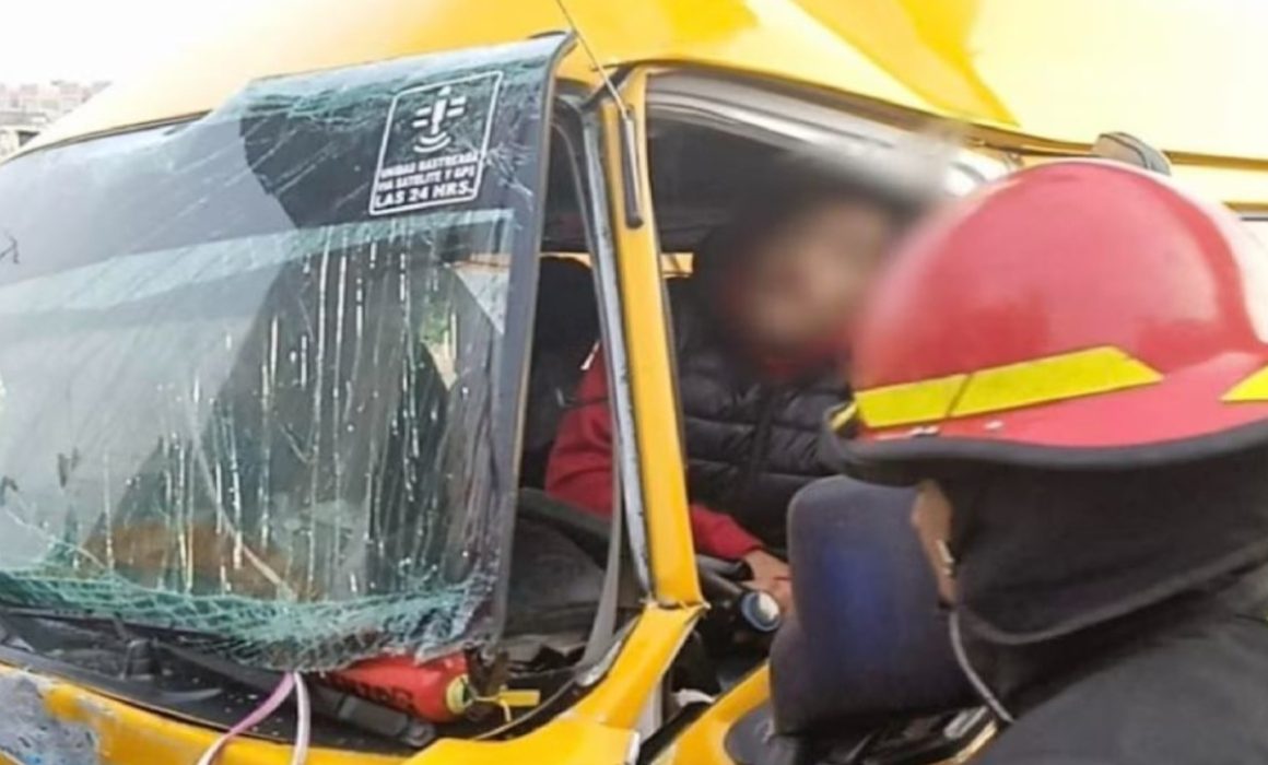 Reportan accidente de transporte escolar en Tlalnepantla; hay 6 heridos