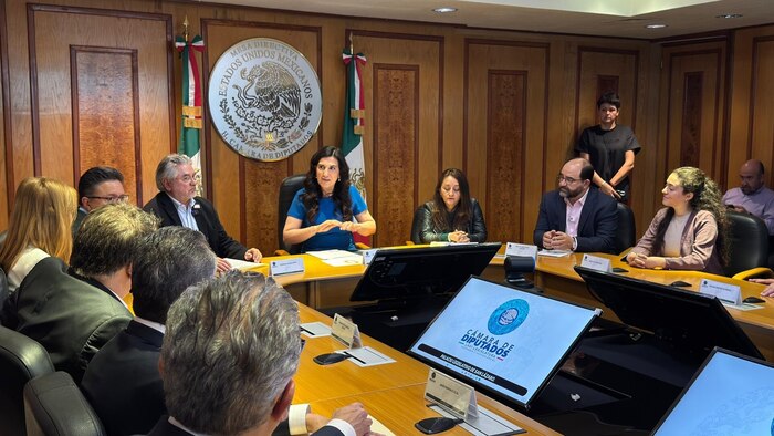 Representantes de Somos MX entregan propuesta de reforma electoral a la presidenta de la Cámara de Diputados