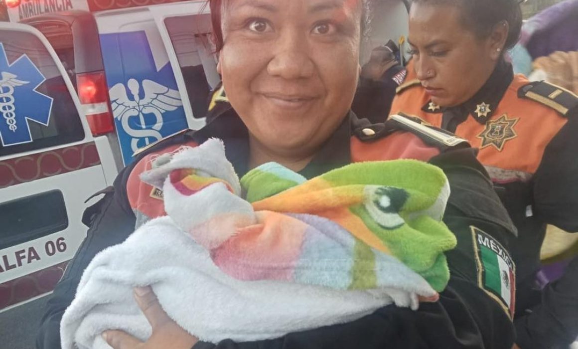 Rescatados por la policía de Chimalhuacán en plena calle: una mujer da a luz en la vía pública