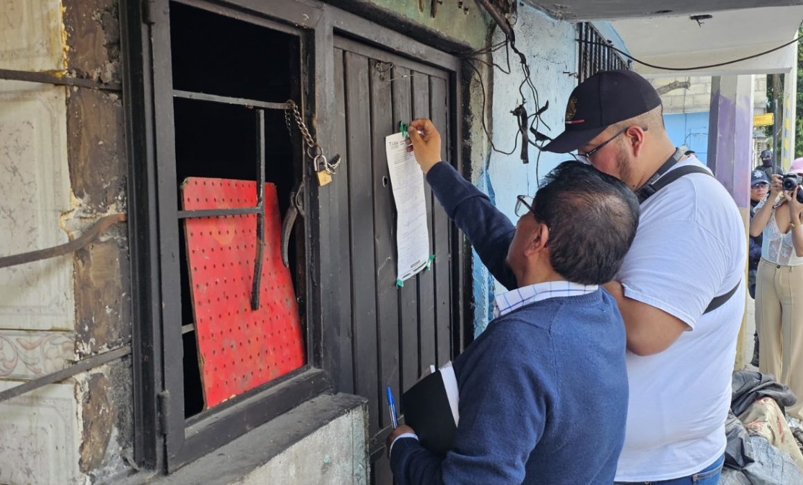Rescatan a Toluca de acumulador compulsivo con cinco toneladas de basura en su propiedad