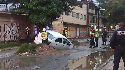 Rescatan a automovilista en Ecatepec tras caer en socavón causado por lluvias en El Chamizal