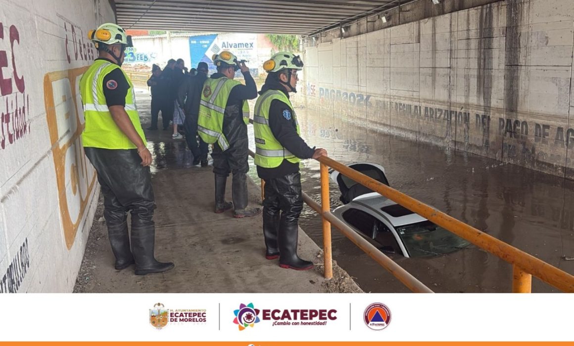 Rescatan a conductor atrapado por inundación en Ecatepec durante intensas lluvias