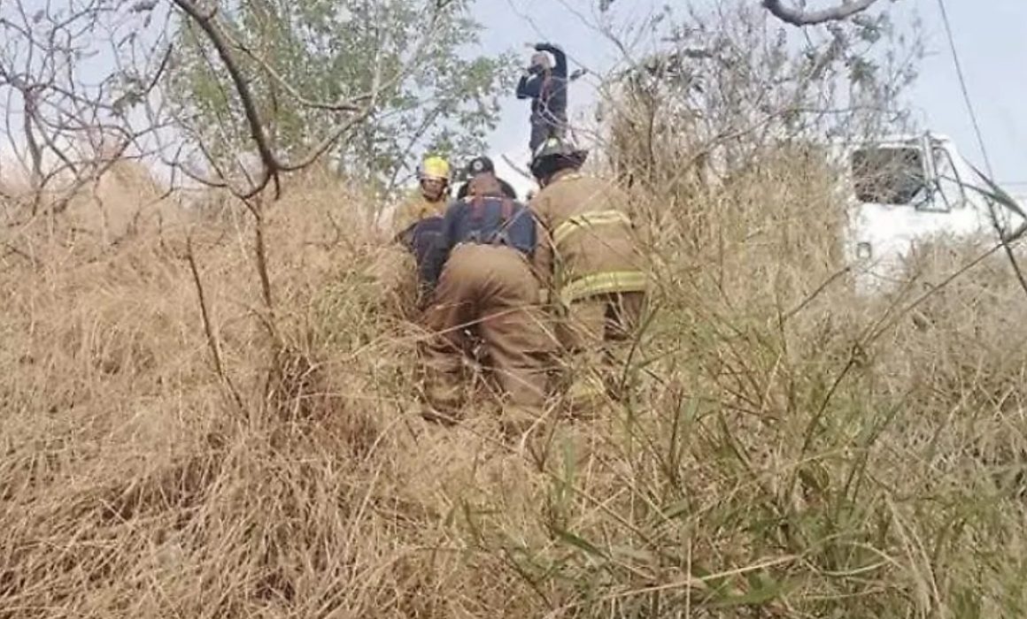 Rescatan a hombre atrapado en canal de aguas negras en Cuautitlán