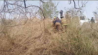 Rescatan a hombre que cayó a un canal de aguas residuales en Cuautitlán