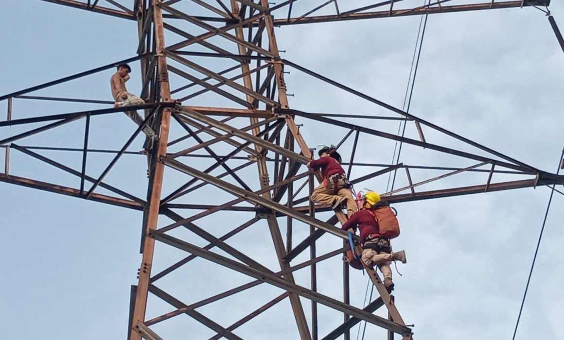 Rescatan a hombre que intentó quitarse la vida en torre de alta tensión en Chimalhuacán