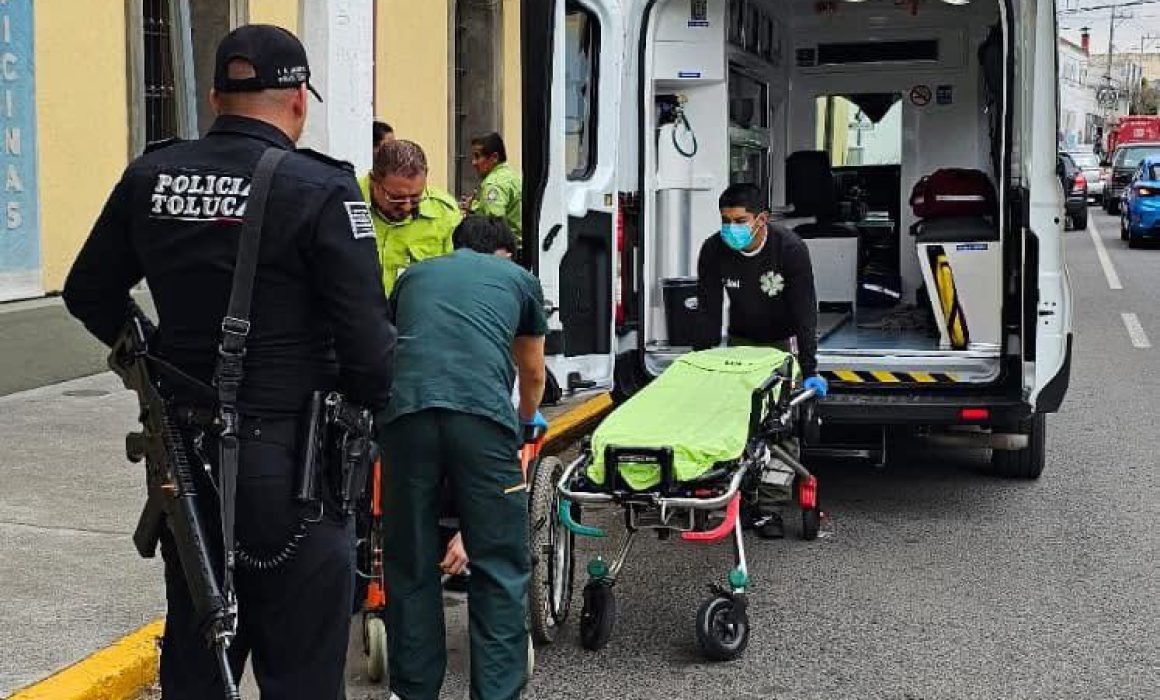Rescatan a joven que sufrió convulsión en plaza de Toluca gracias a la rápida intervención de autoridades
