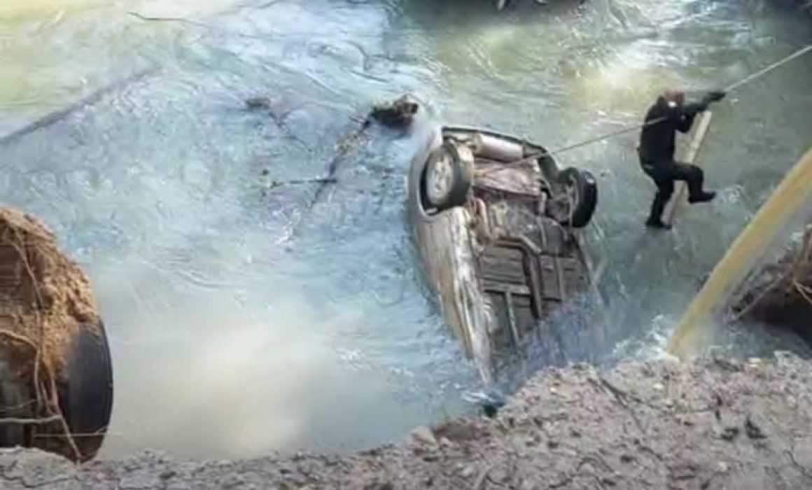 Rescatan a tripulantes de vehículo que cayó en canal de agua en Cuautitlán Izcalli; lamentan una víctima fatal