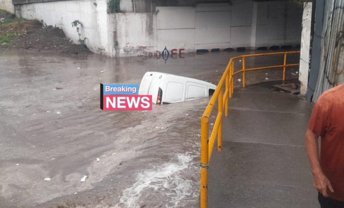 Rescatan cuerpos de emergencia a conductor varado por las lluvias